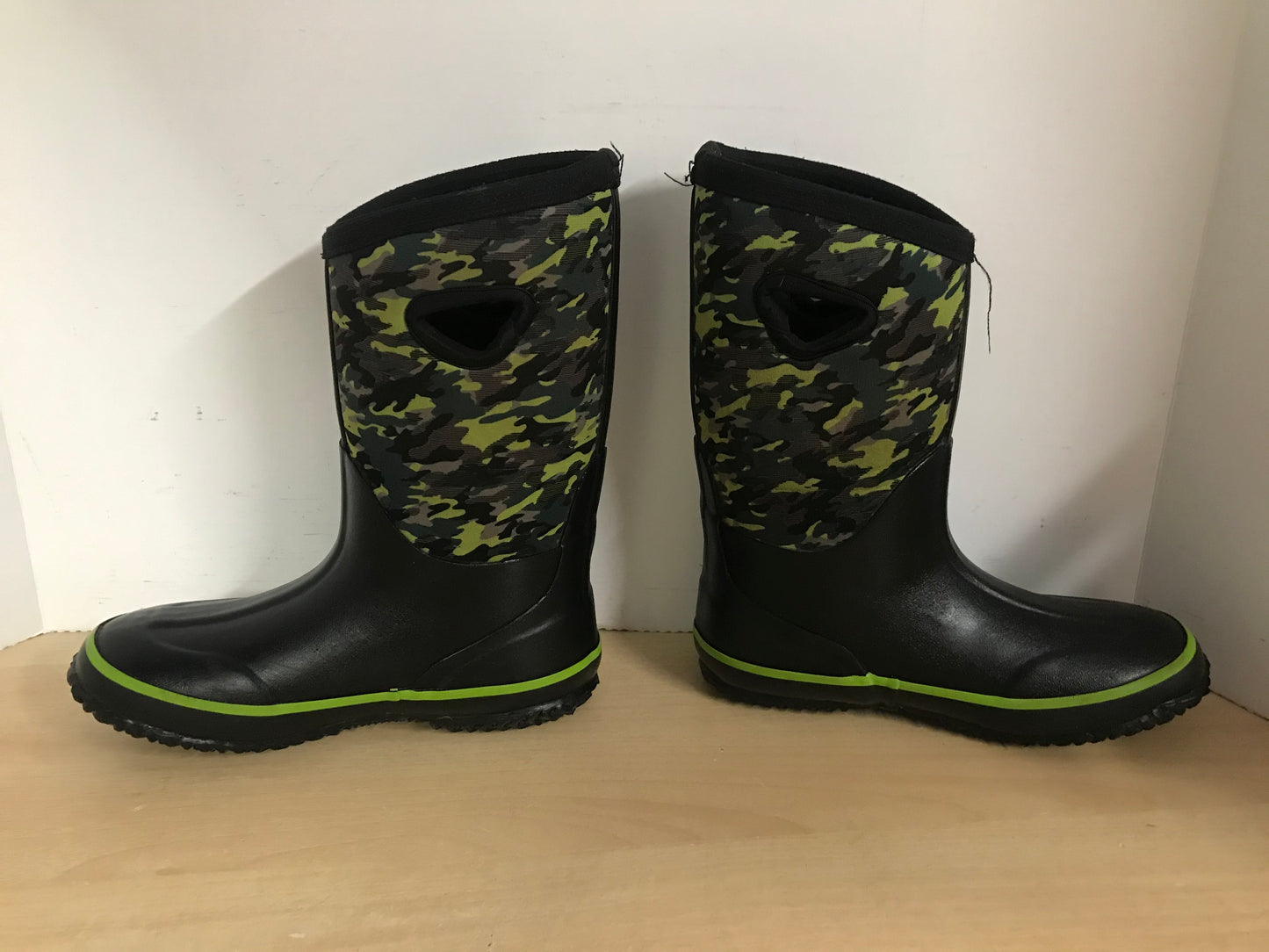 Bogs Style Child Size 3 Black Green Neoprene Rubber Rain Winter Snow Waterproof Boots Excellent