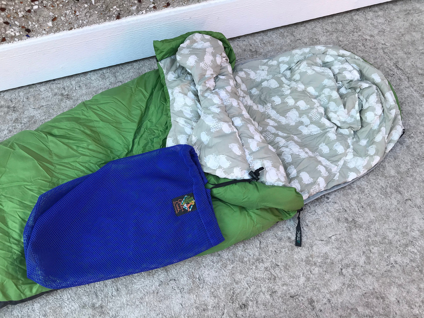 Camping Adventures MEC Explorer Child Youth DOWN Filled Sleeping Bag o Celsius As New Up To 4.6 Ft Buit In Pillow Seals Heat in Cold Out As New