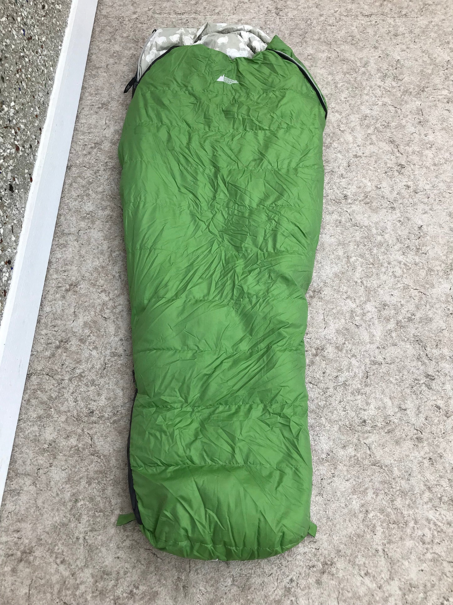 Camping Adventures MEC Explorer Child Youth DOWN Filled Sleeping Bag o Celsius As New Up To 4.6 Ft Buit In Pillow Seals Heat in Cold Out As New