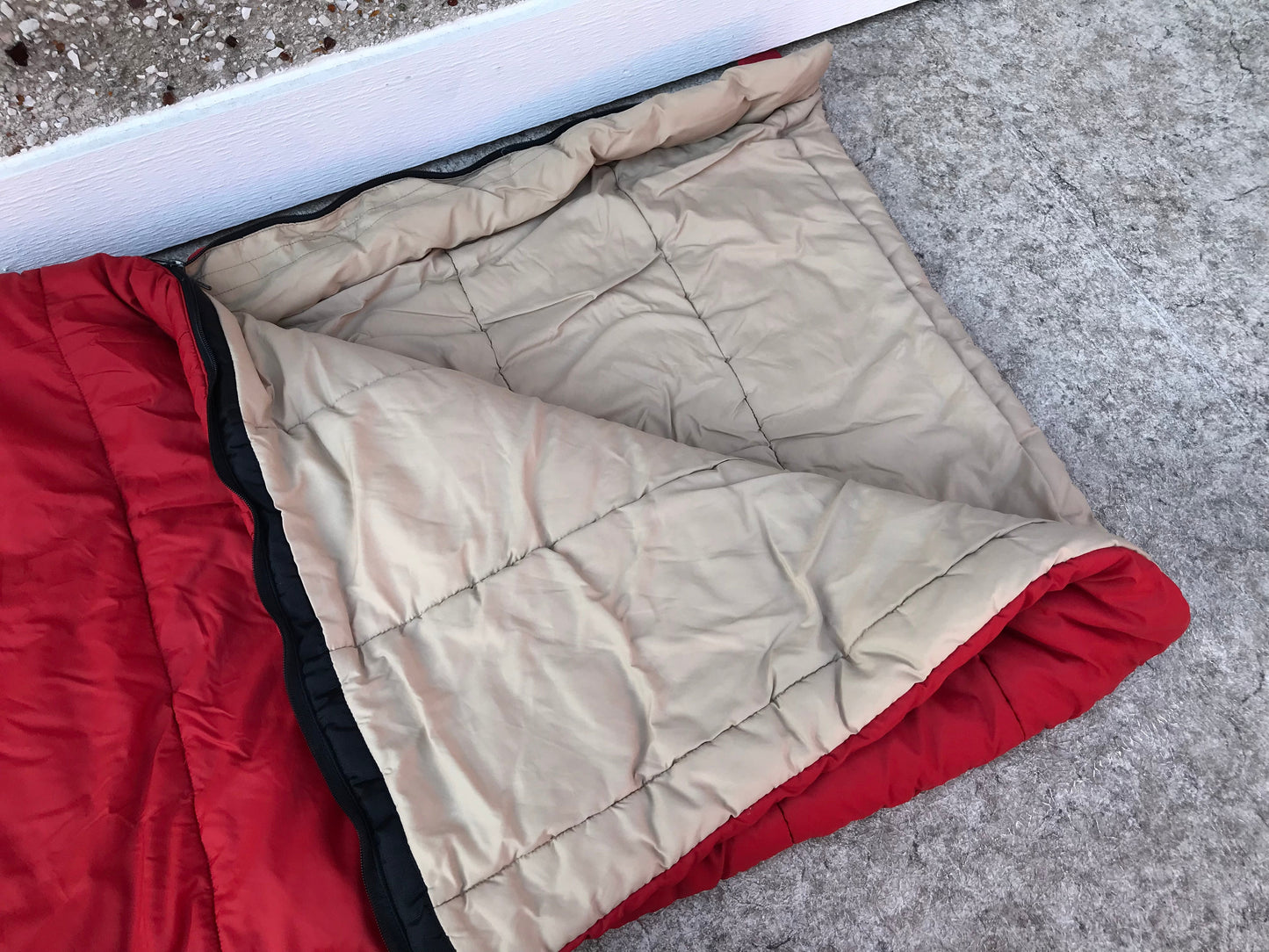 Camping Adventures MEC Sleeping Bag Child Size 3-8 Red Excellent Qualtity and Condition