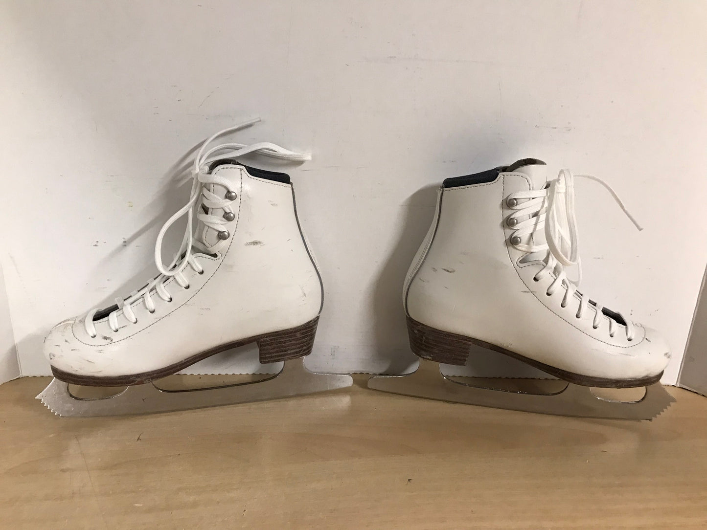 Figure Skates Child Size 12-13.5 Wide Riedell Leather Excellent