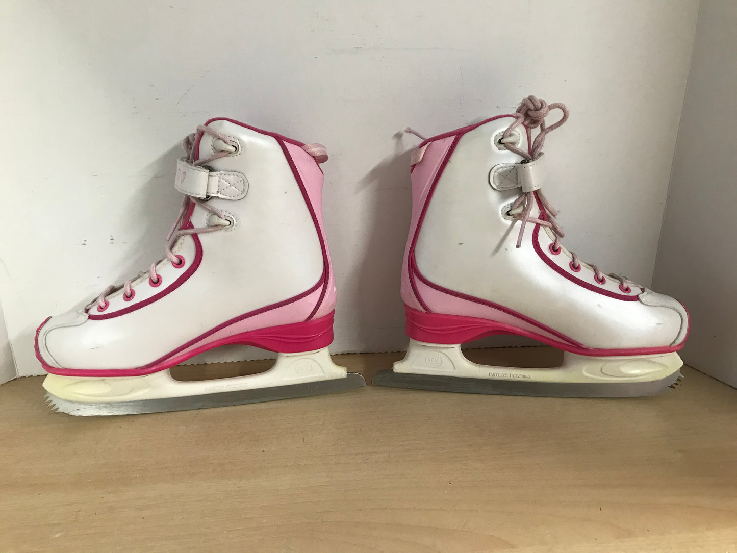 Figure Skates Child Size 4 CCM Pink Soft Skate