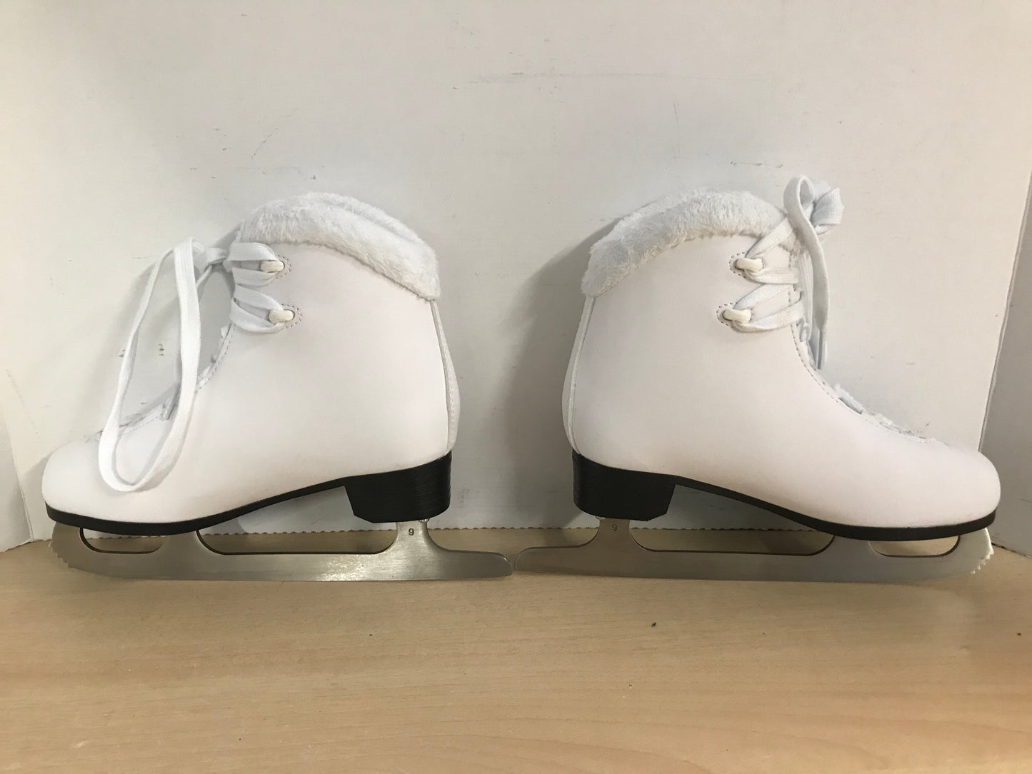 Figure Skates Child Size 4 Winnwell Soft Skates New Demo