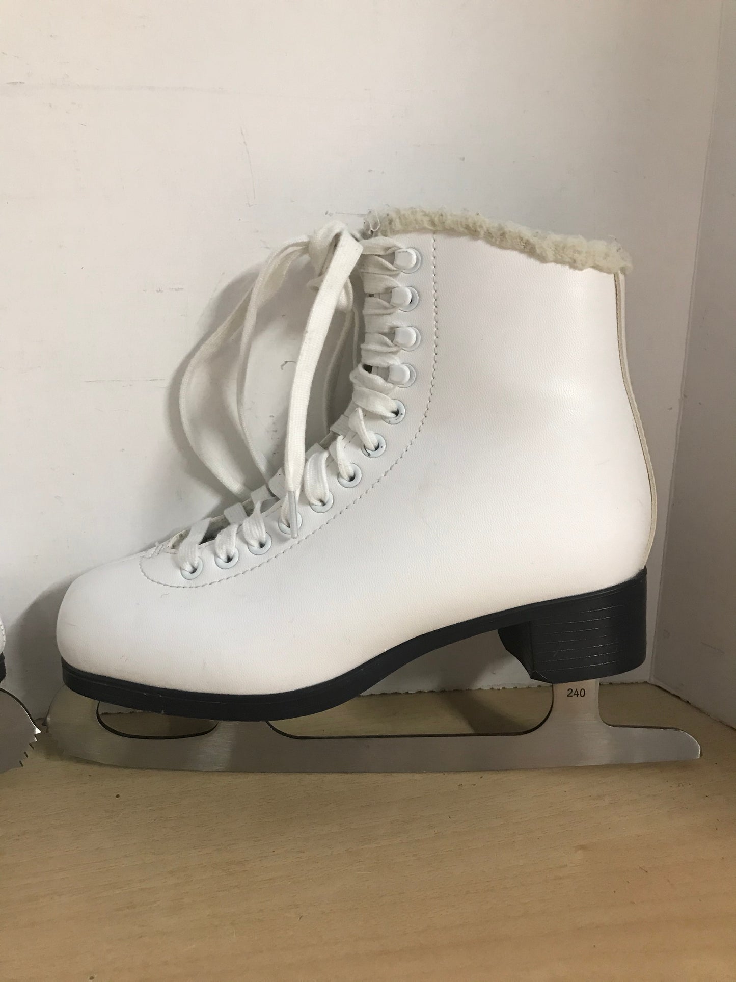 Figure Skates Ladies Size 6 Jackson Cameo  Soft Skates New Demo Model