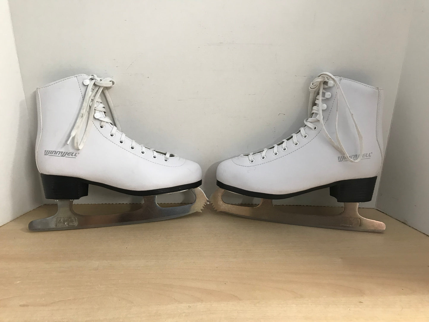 Figure Skates Ladies Size 6 Winnwell Excellent