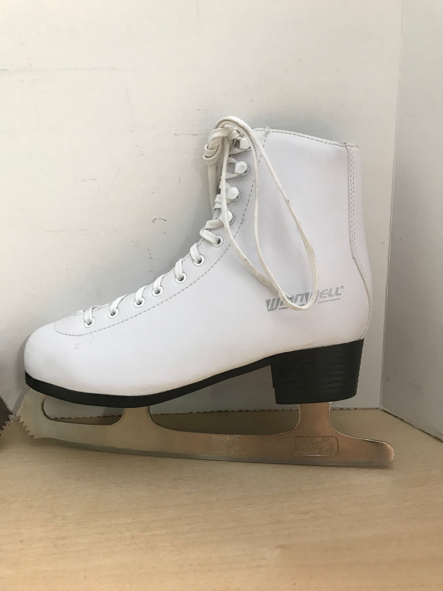 Figure Skates Ladies Size 6 Winnwell Excellent