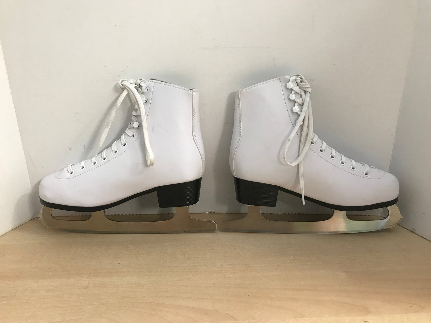 Figure Skates Ladies Size 6 Winnwell Excellent
