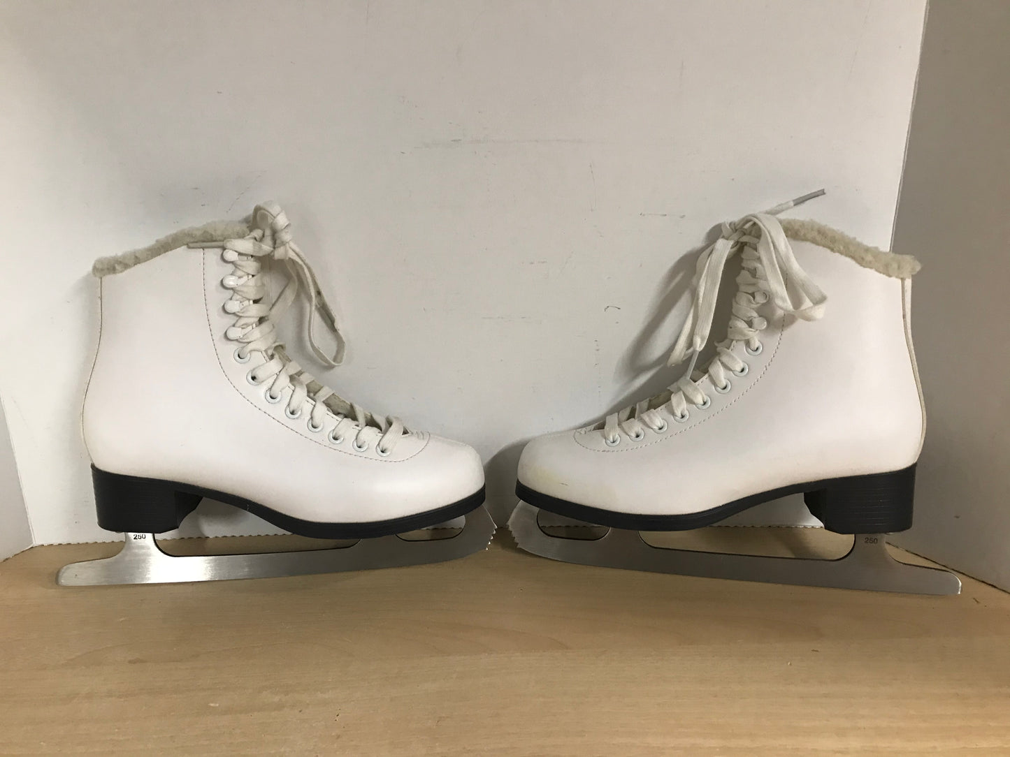 Figure Skates Ladies Size 7 Don Jackson Cameo Soft Skates New Demo