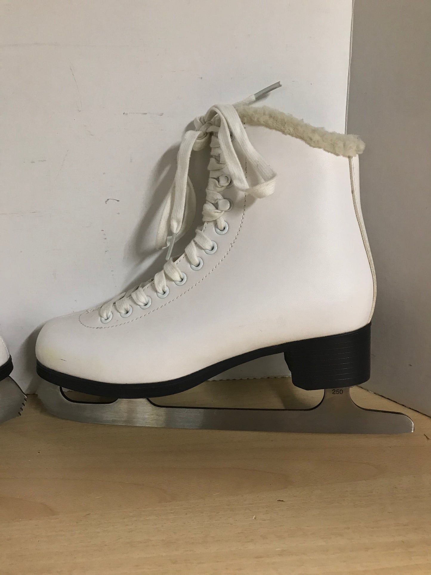 Figure Skates Ladies Size 7 Don Jackson Cameo Soft Skates New Demo