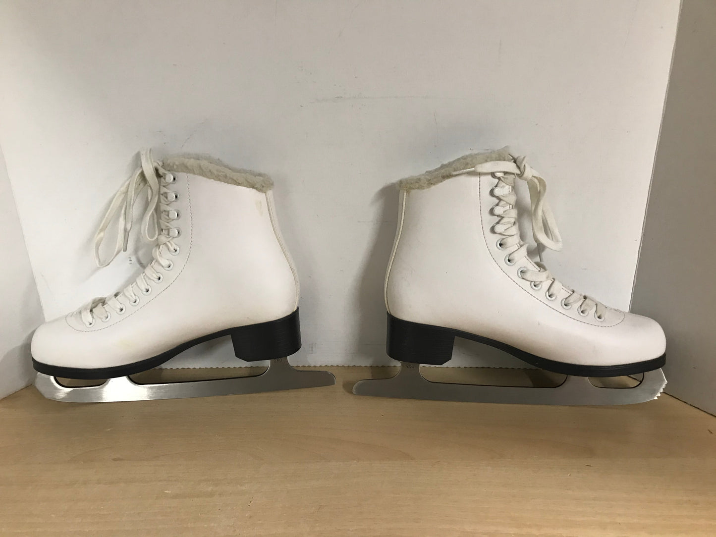 Figure Skates Ladies Size 7 Don Jackson Cameo Soft Skates New Demo