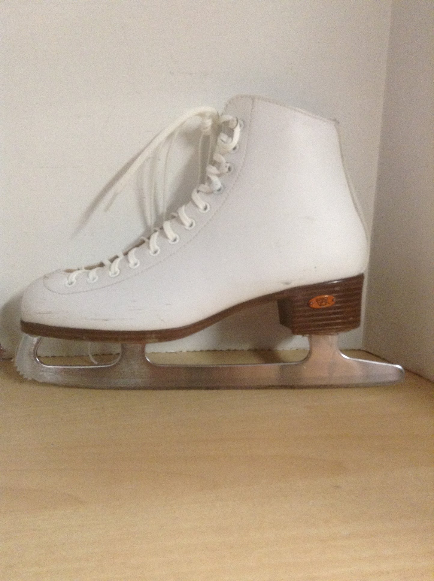 Figure Skates Ladies Size 6-7 Riedell Model 112W All Leather Outstanding Quality