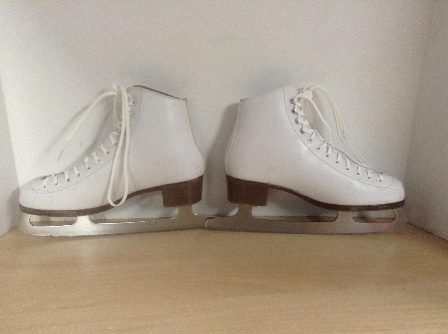 Figure Skates Ladies Size 6-7 Riedell Model 112W All Leather Outstanding Quality