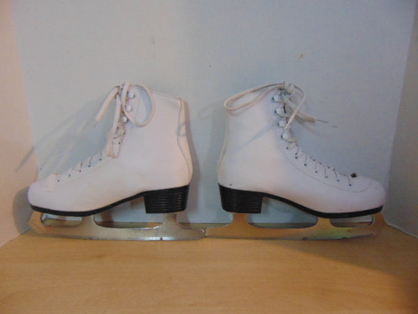 Figure Skates Ladies Size 6 Winnwell Minor Wear