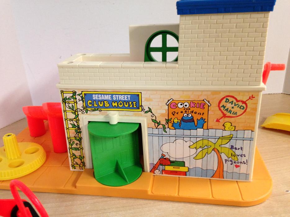 Fisher Price Vintage 1976 Little People Sesame Street Muppets Club House