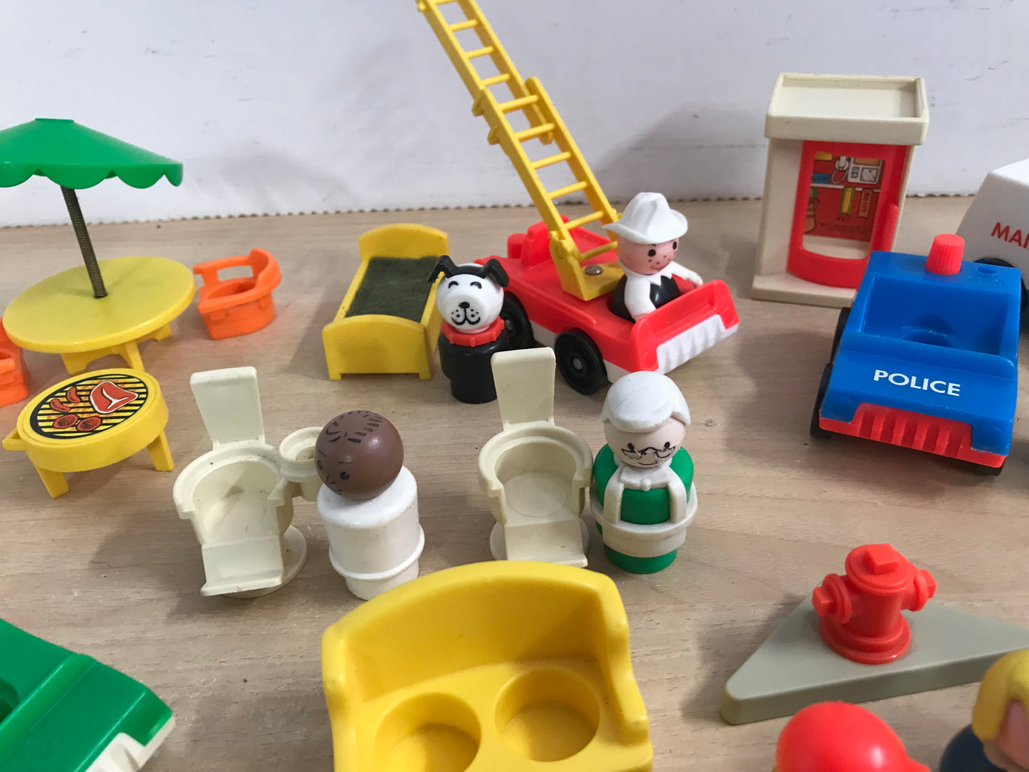 Fisher Price Vintage Little People 1973 Town Village 997 Complete Just Missing 1 Mail Letter RARE