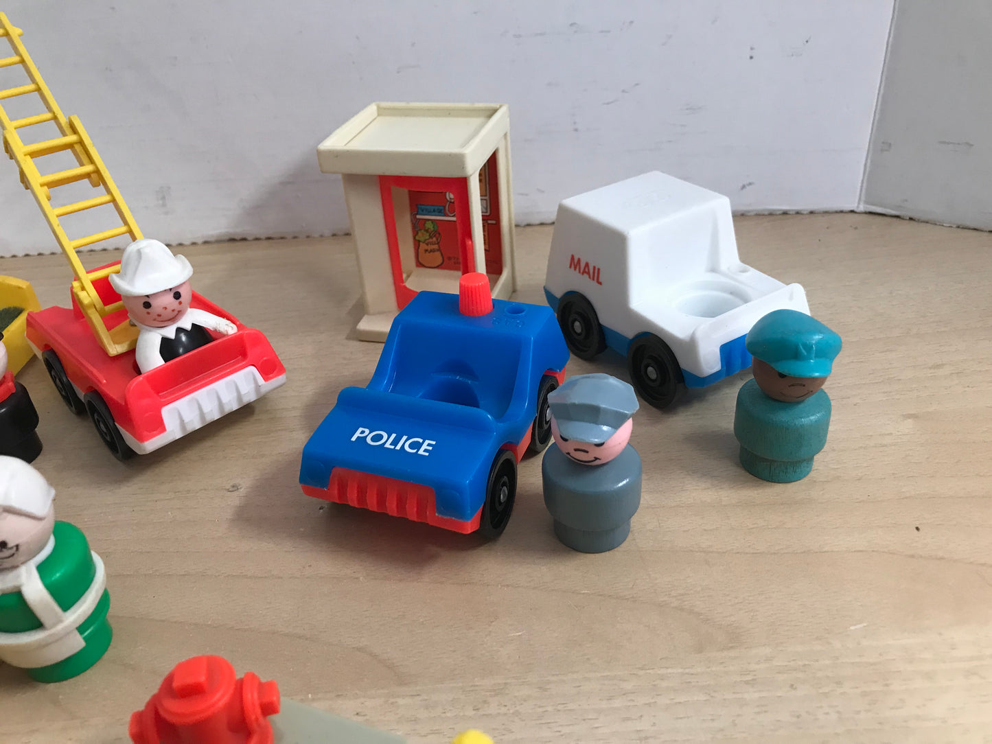 Fisher Price Vintage Little People 1973 Town Village 997 Complete Just Missing 1 Mail Letter RARE