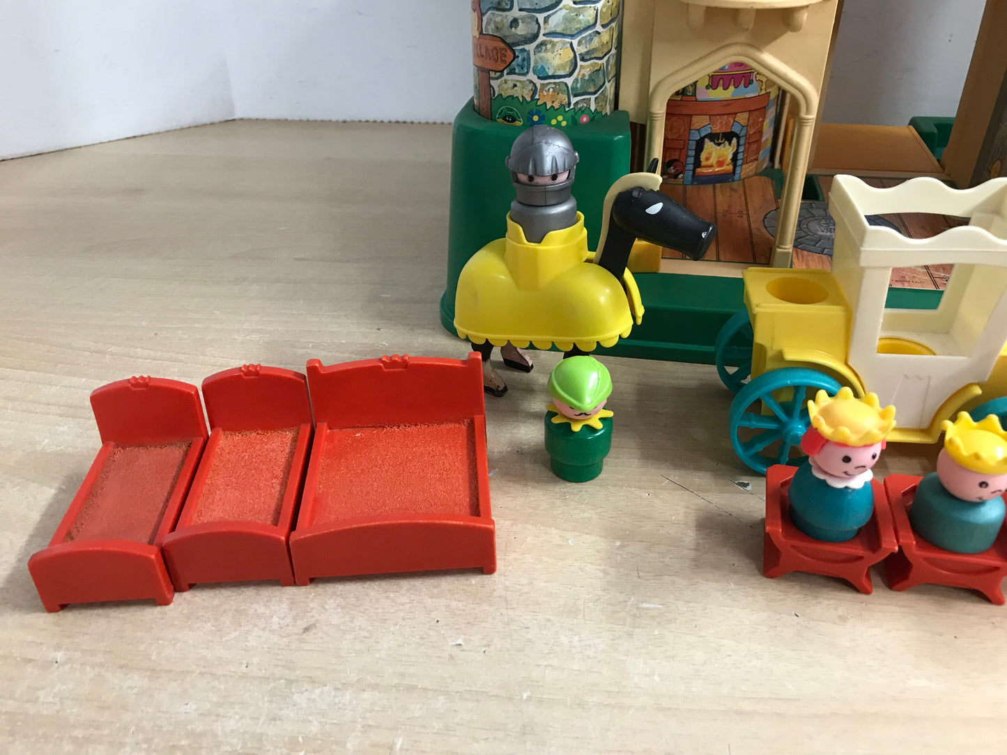 Fisher Price Vintage Little People 1974 PLAY FAMILY CASTLE 993 Complete RARE Minor Wear