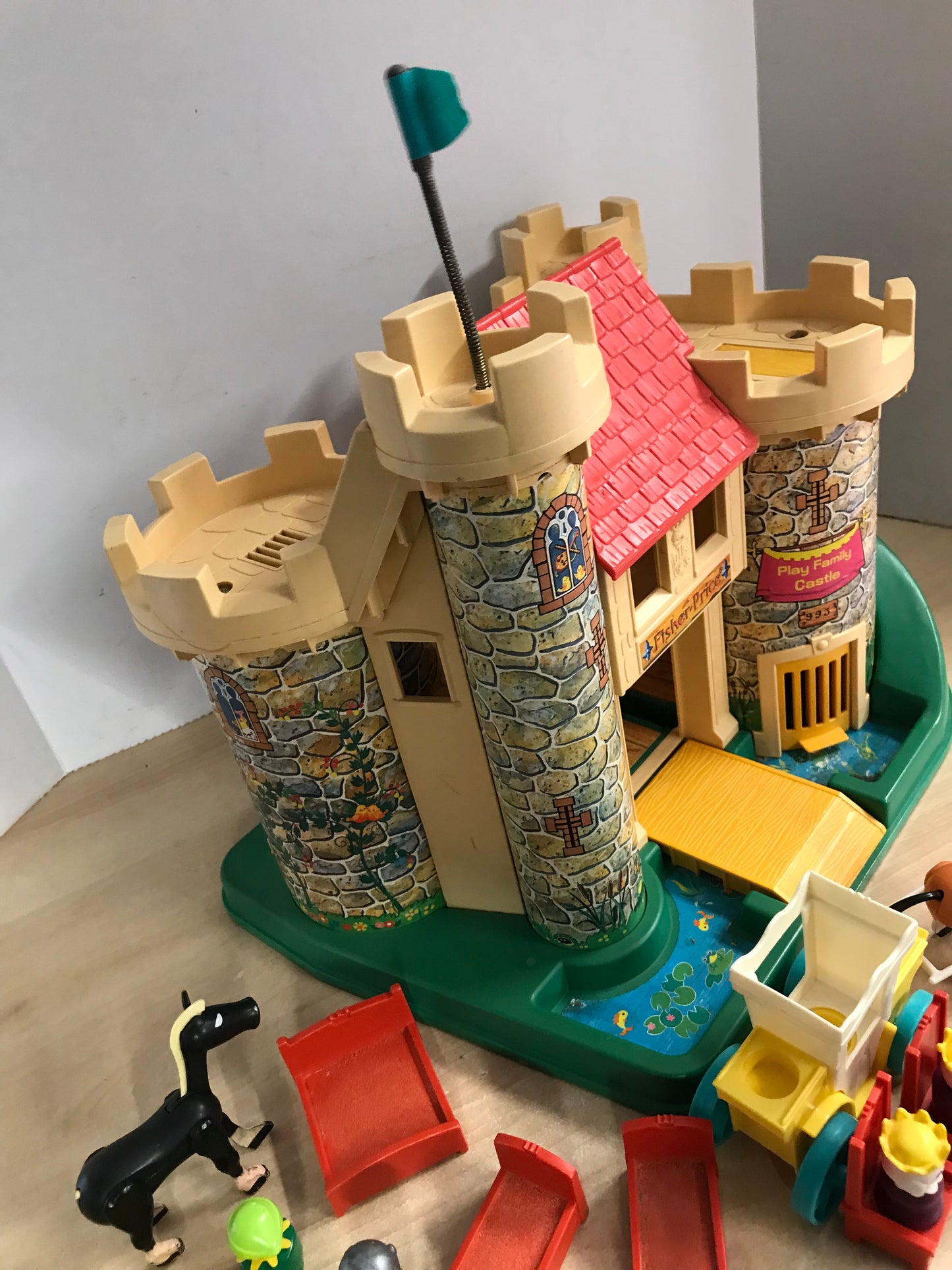 Fisher Price Vintage Little People 1974 PLAY FAMILY CASTLE 993 Complete RARE Minor Wear