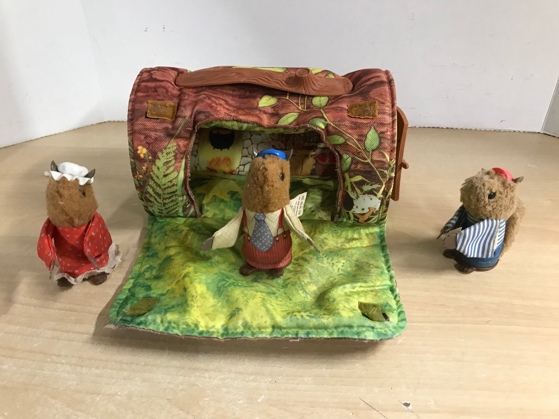 Fisher Price Vintage Little People 1979 Woodsey Squirrel Family and Log  House 960 RARE