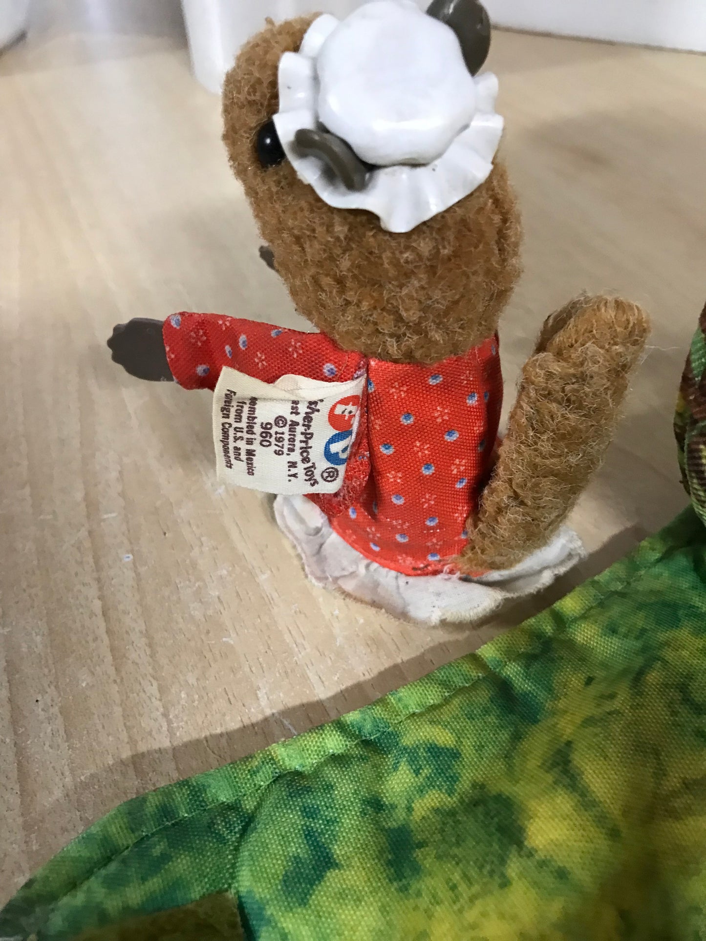 Fisher Price Vintage Little People 1979 Woodsey Squirrel Family and Log House 960 RARE
