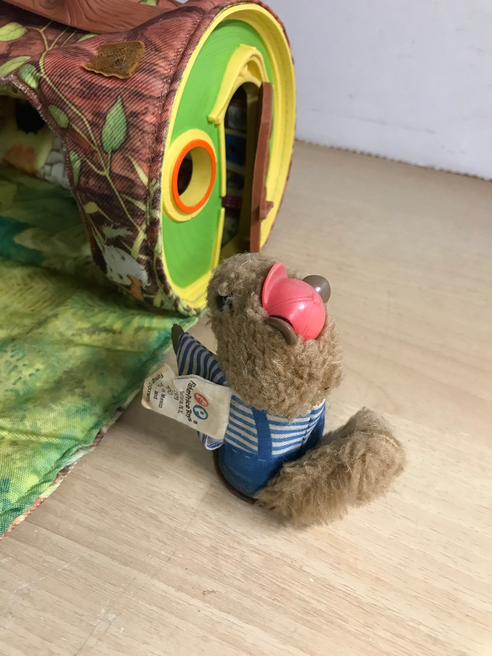 Fisher Price Vintage Little People 1979 Woodsey Squirrel Family and Log House 960 RARE