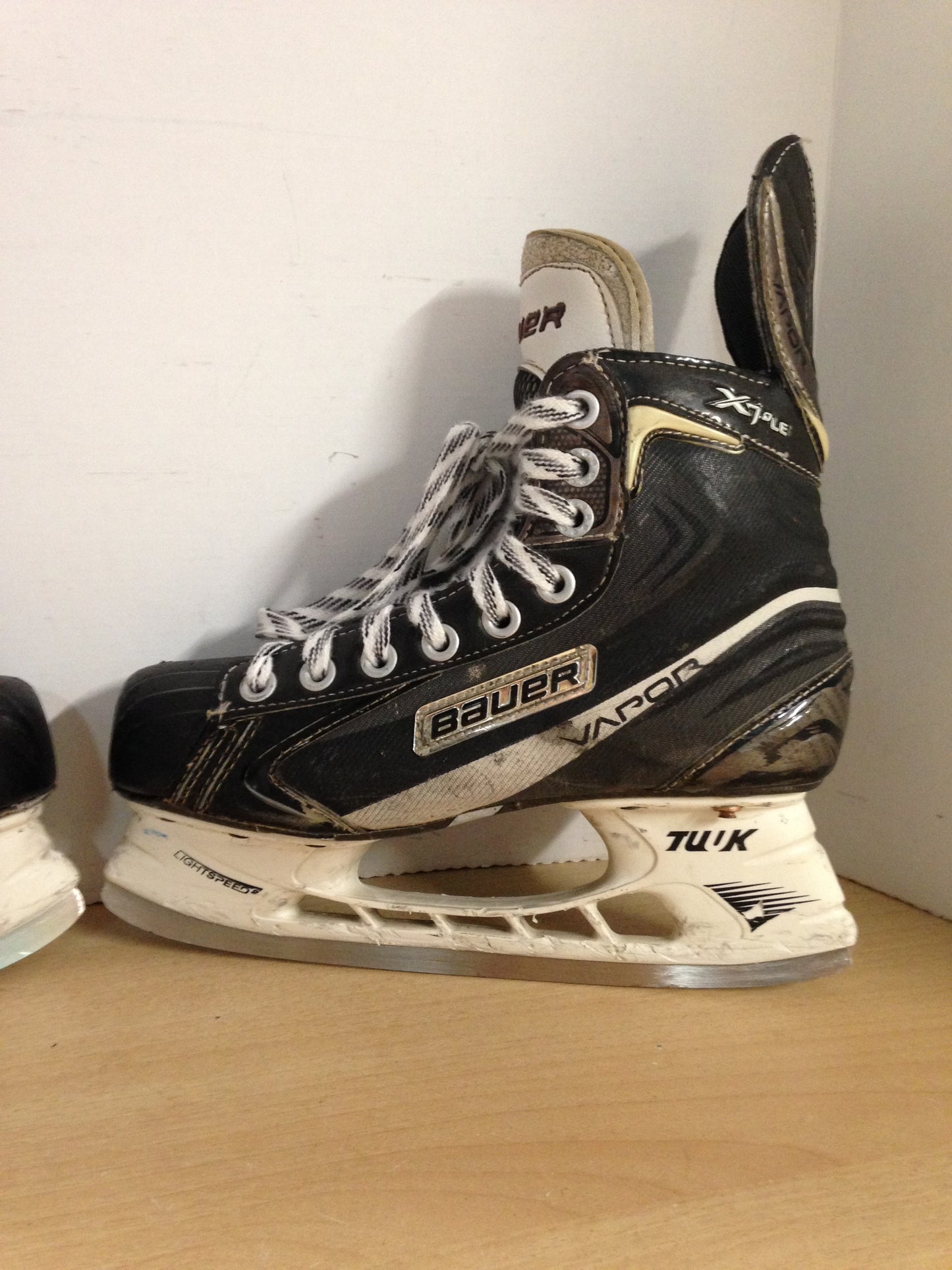 Hockey Skates Child Size 5.5 Shoe Size Bauer Vapor X7.0 LE Minor Wear