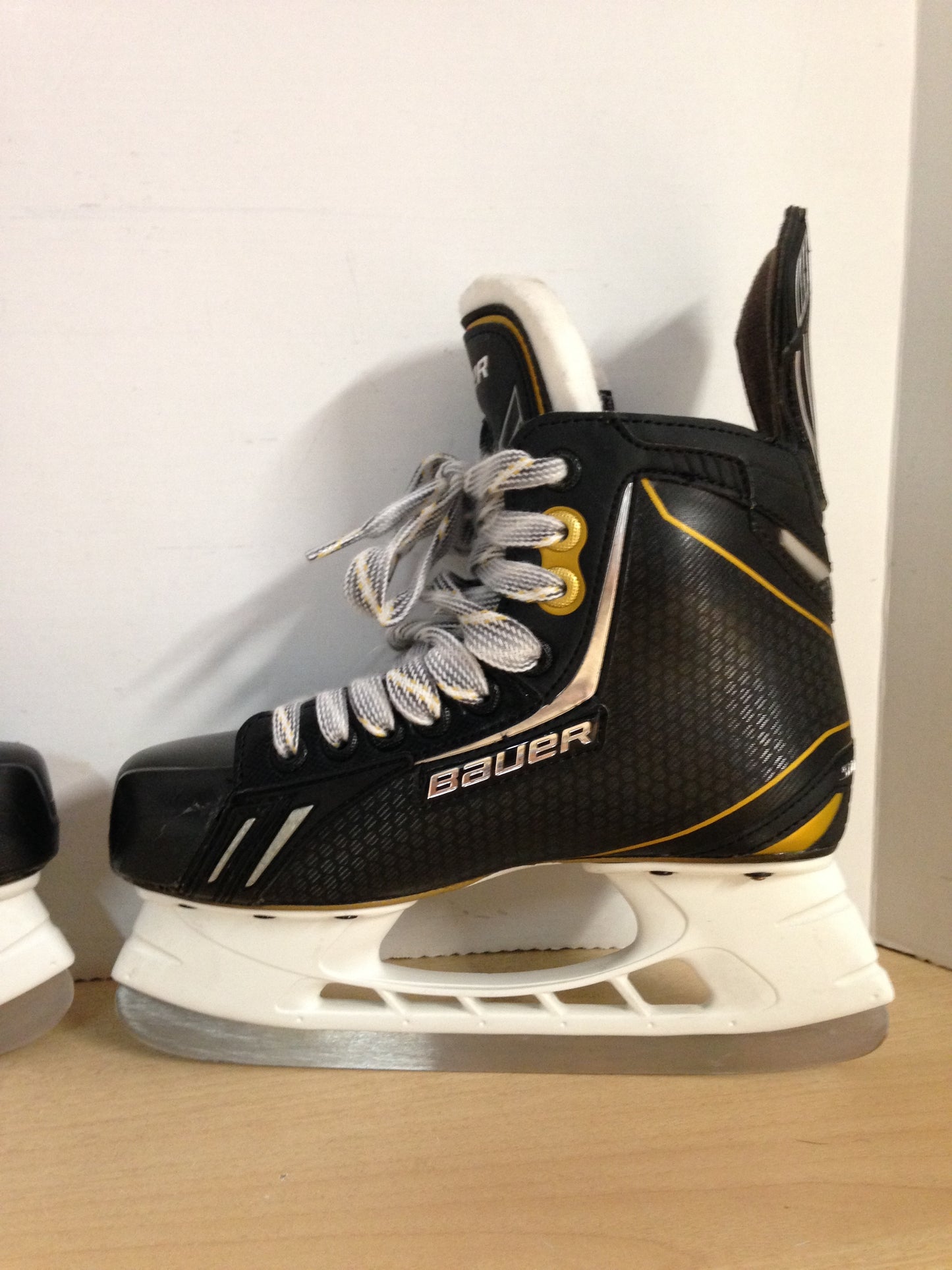Hockey Skates Child Size 4 EE Shoe Size Bauer Supreme One.7 New Demo Model