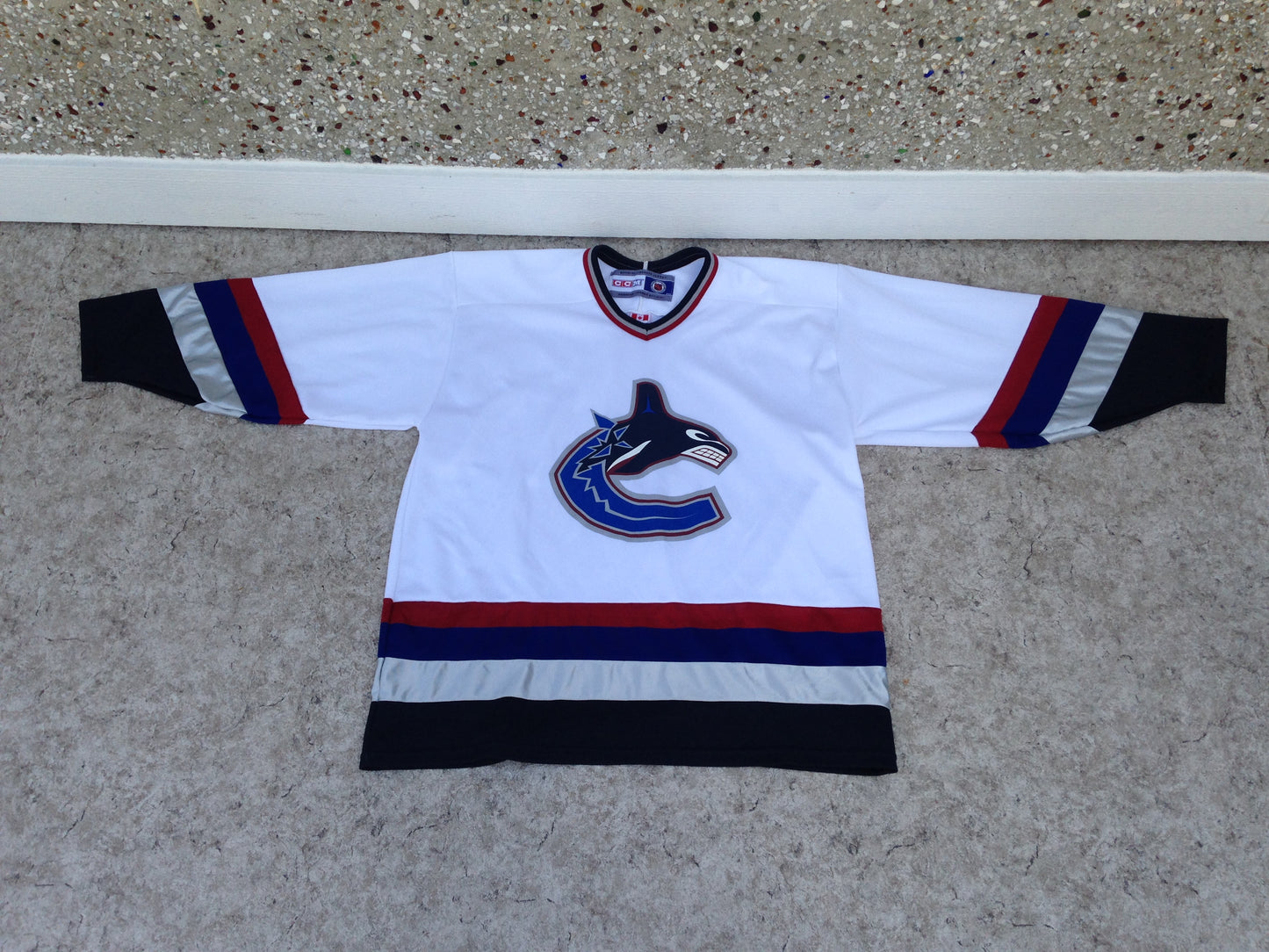 Hockey Jersey Men's Size X Large CCM Vancouver Canucks White Blue New Demo Model