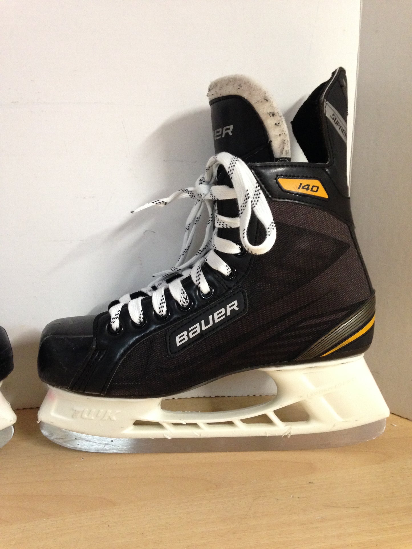 Hockey Skates Men's Size 8.5 Shoe Size Bauer Supreme 140 Excellent