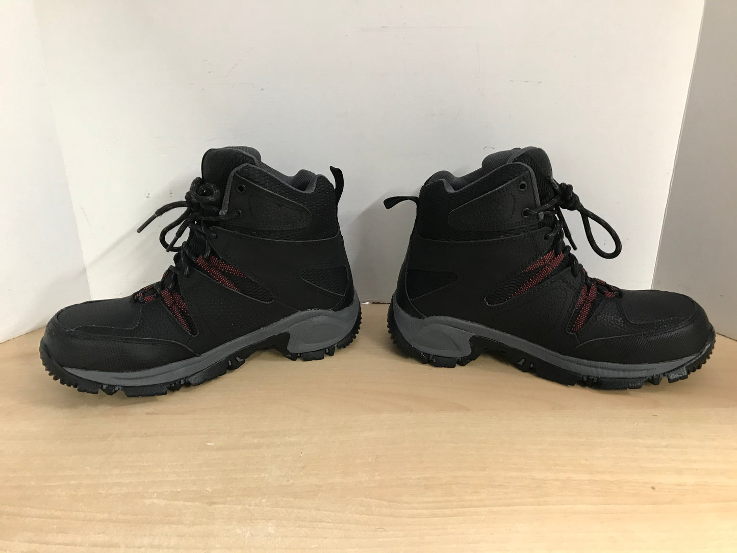 Hiking Boots Men's Size 8 Columbia Black Red Grey New Demo Model