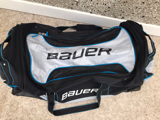 Hockey Bag Men's Size On Wheels Bauer Navy and Black Handle Pops in or out.  All Zippers Perfect.   Minor Wear