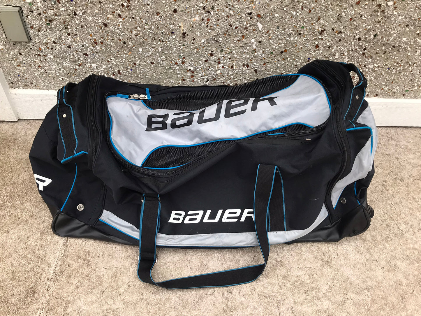 Hockey Bag Men's Size On Wheels Bauer Navy and Black Handle Pops in or out.  All Zippers Perfect.   Minor Wear