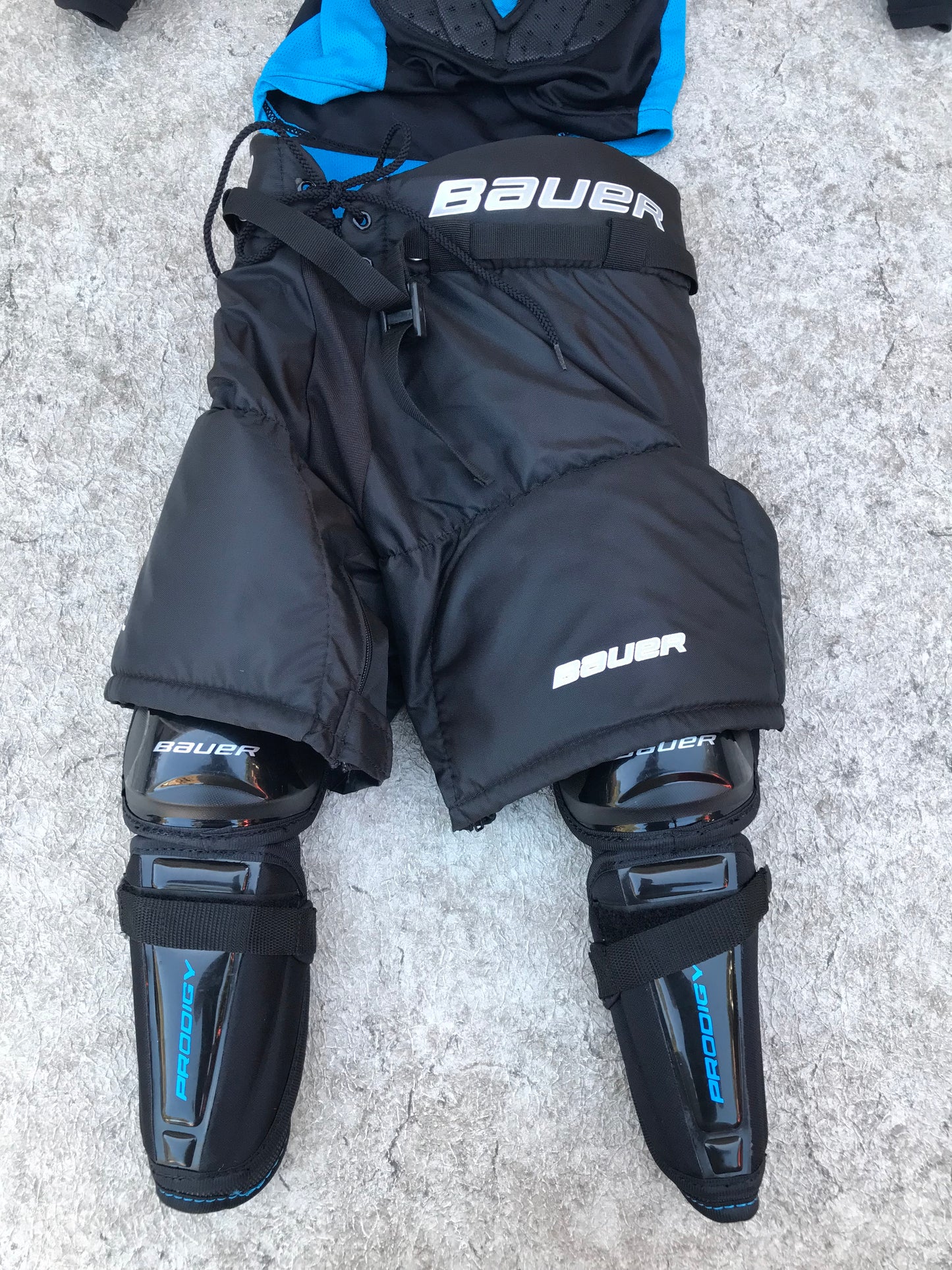 Hockey Child Full Kit Y Size Medium 5-6 Bauer Prodigy New Demo Model