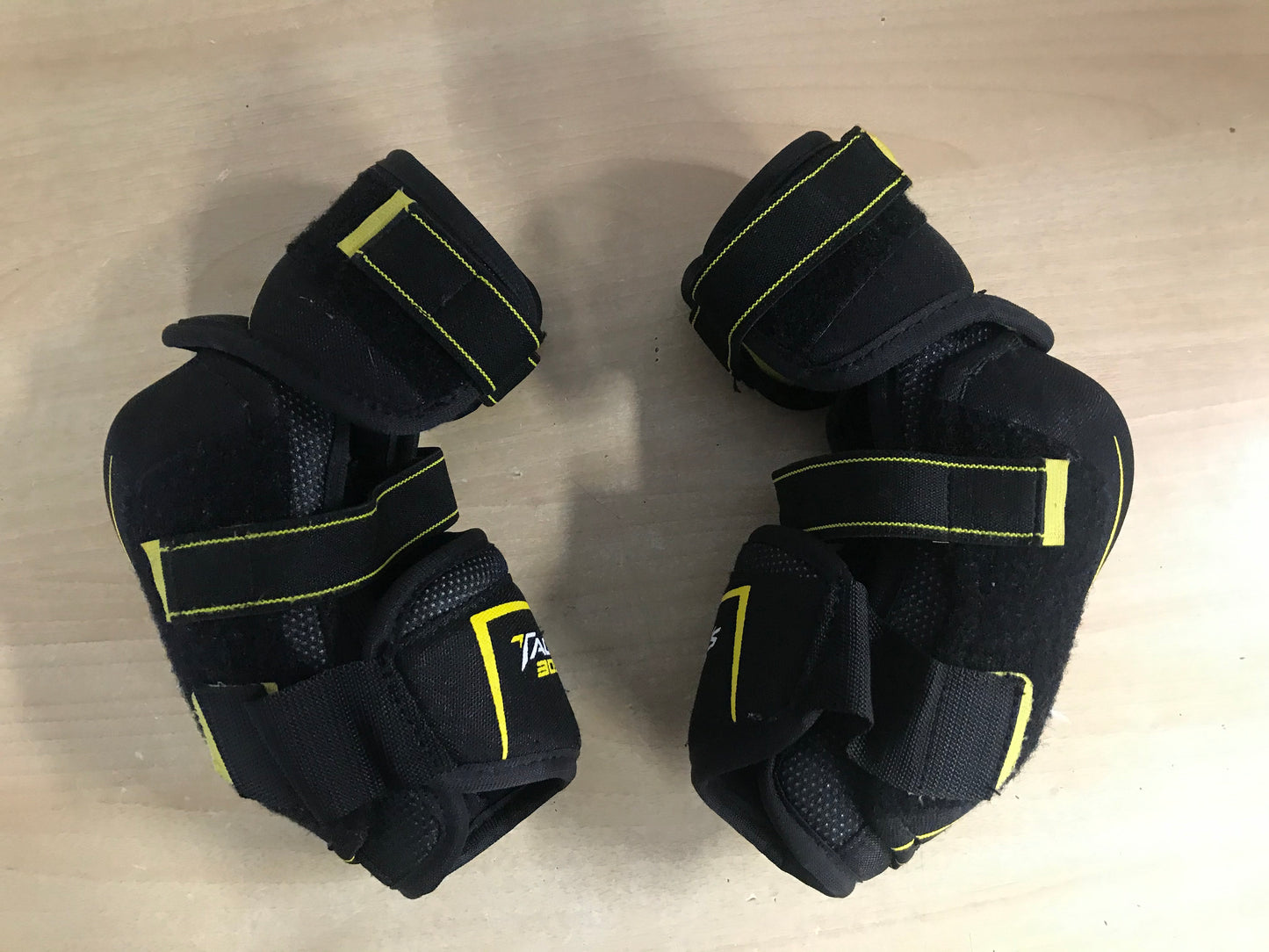 Hockey Elbow Pads Child Size Junior Large CCM Tacks 3092 Black Yellow New Demo Model