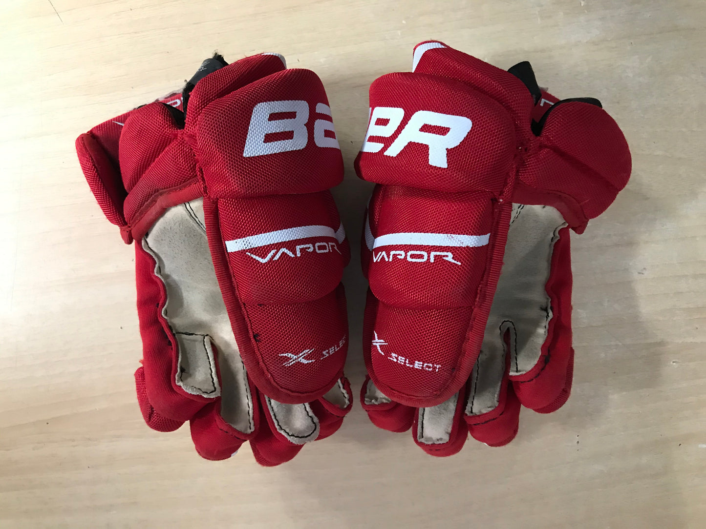 Hockey Gloves Child Size 9 inch Bauer Vapor Red  Excellent