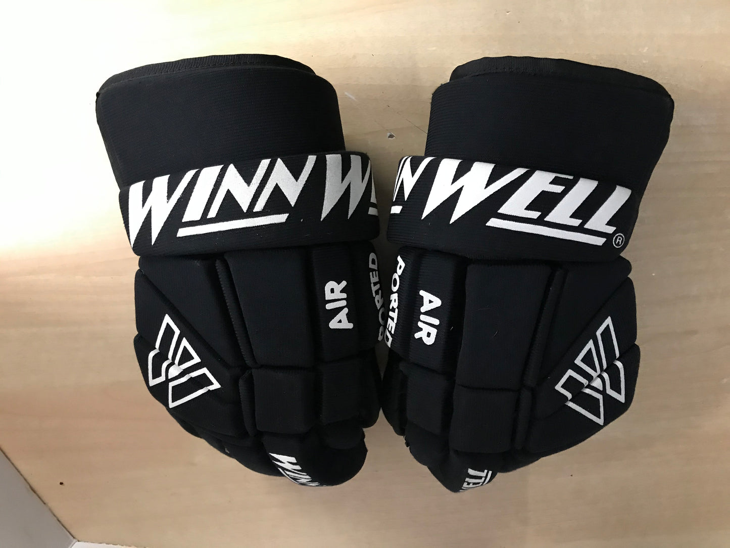 Hockey Gloves Men's Size 14 inch Winnwell Black Excellent