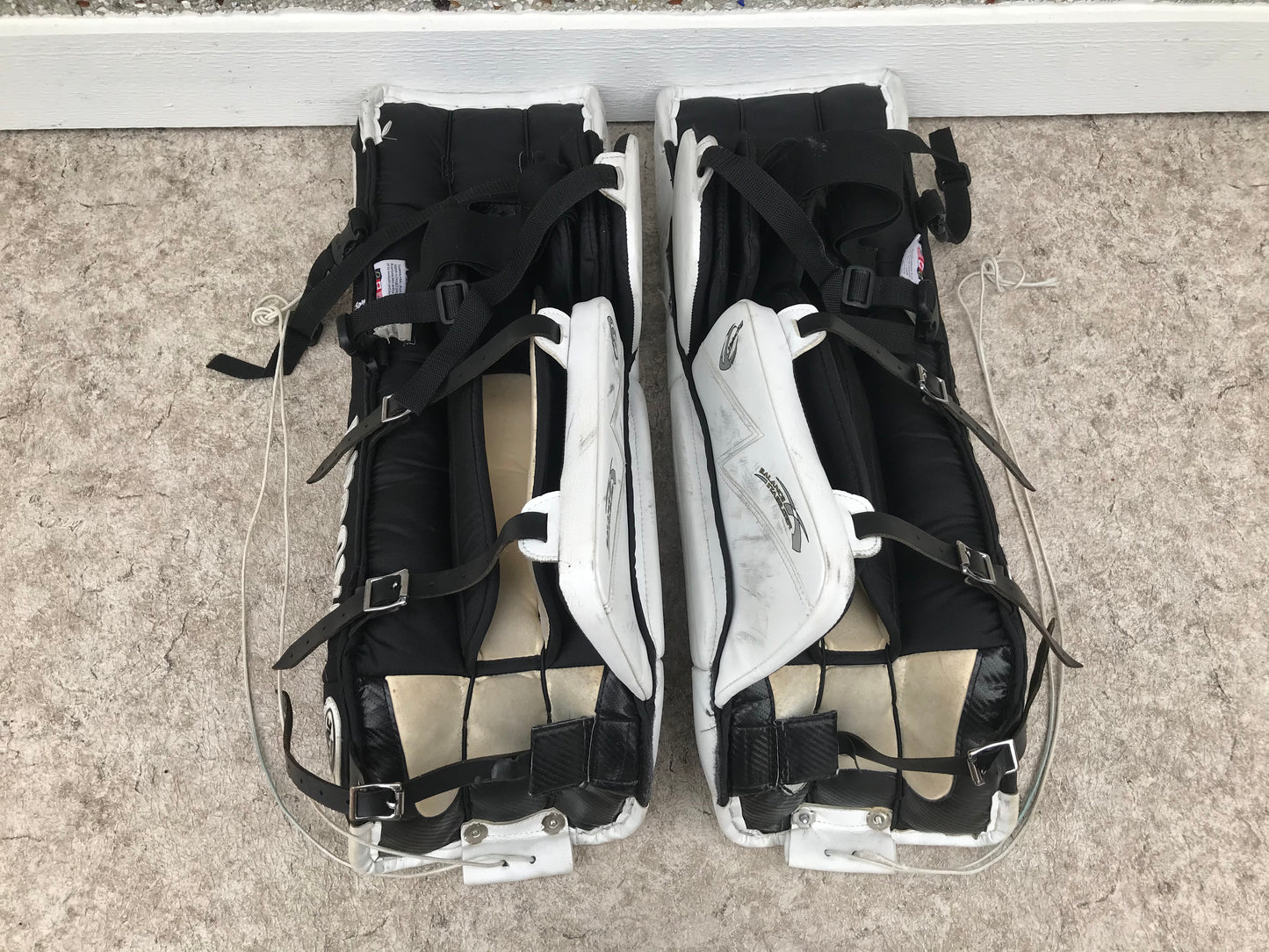 Hockey Goalie Shin Pads Child Junior 30 + 1 inch  Vaughn Velocity White Black Gold
