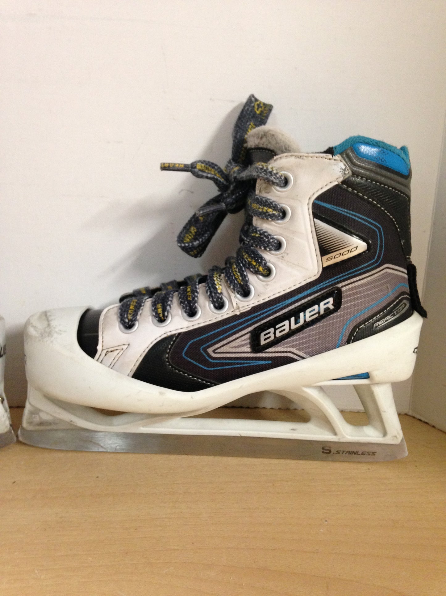 Hockey Goalie Skates Child Size 4.5 Shoe Size Bauer 5000 Minor Wear