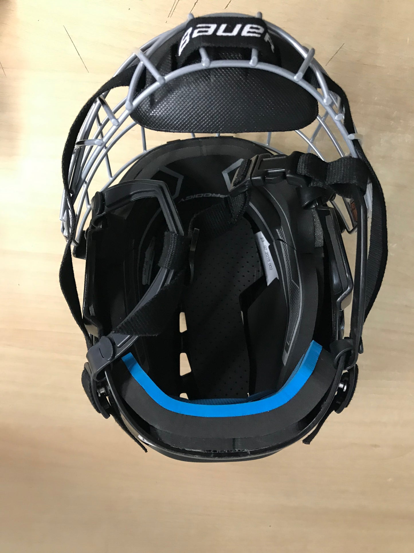 Hockey Helmet Child Size Y Age 4-6 6-6.5 inch Bauer Prodegy As New Expires Dec 2025