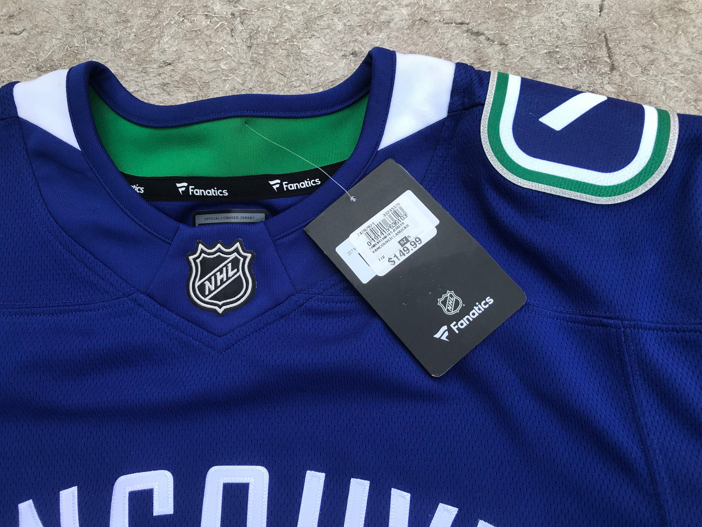 Hockey Jersey Men's Size Small Fanatics Vanouver Canucks New With Tags CB9437
