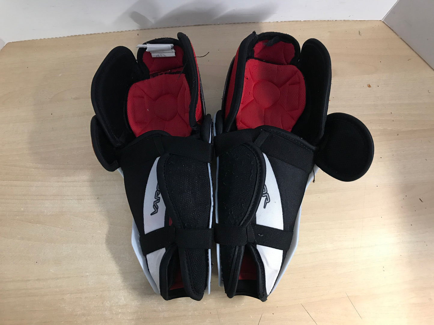 Hockey Shin Pad Child Size 11 inch Bauer Vapor X5.0 Minor Wear Black Red White