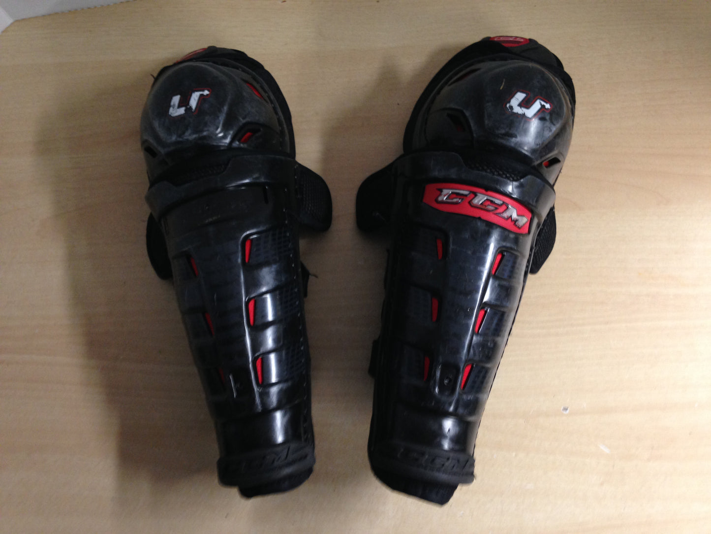 Hockey Shin Pad Child Size 11 inch CCM U Black Red Minor Wear Fading