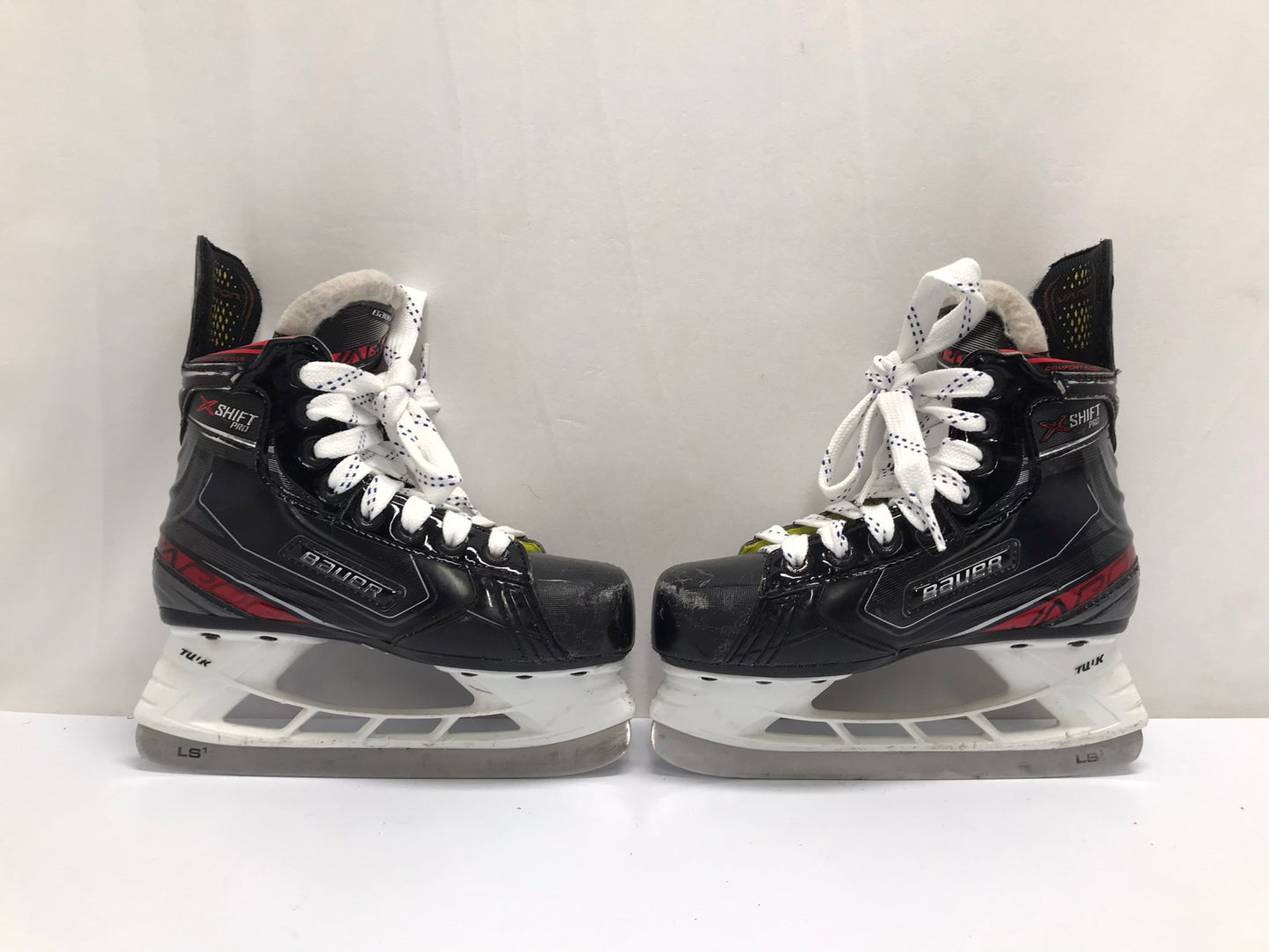 Hockey Skates Child Size 1.5 Shoe Size Bauer Vapor