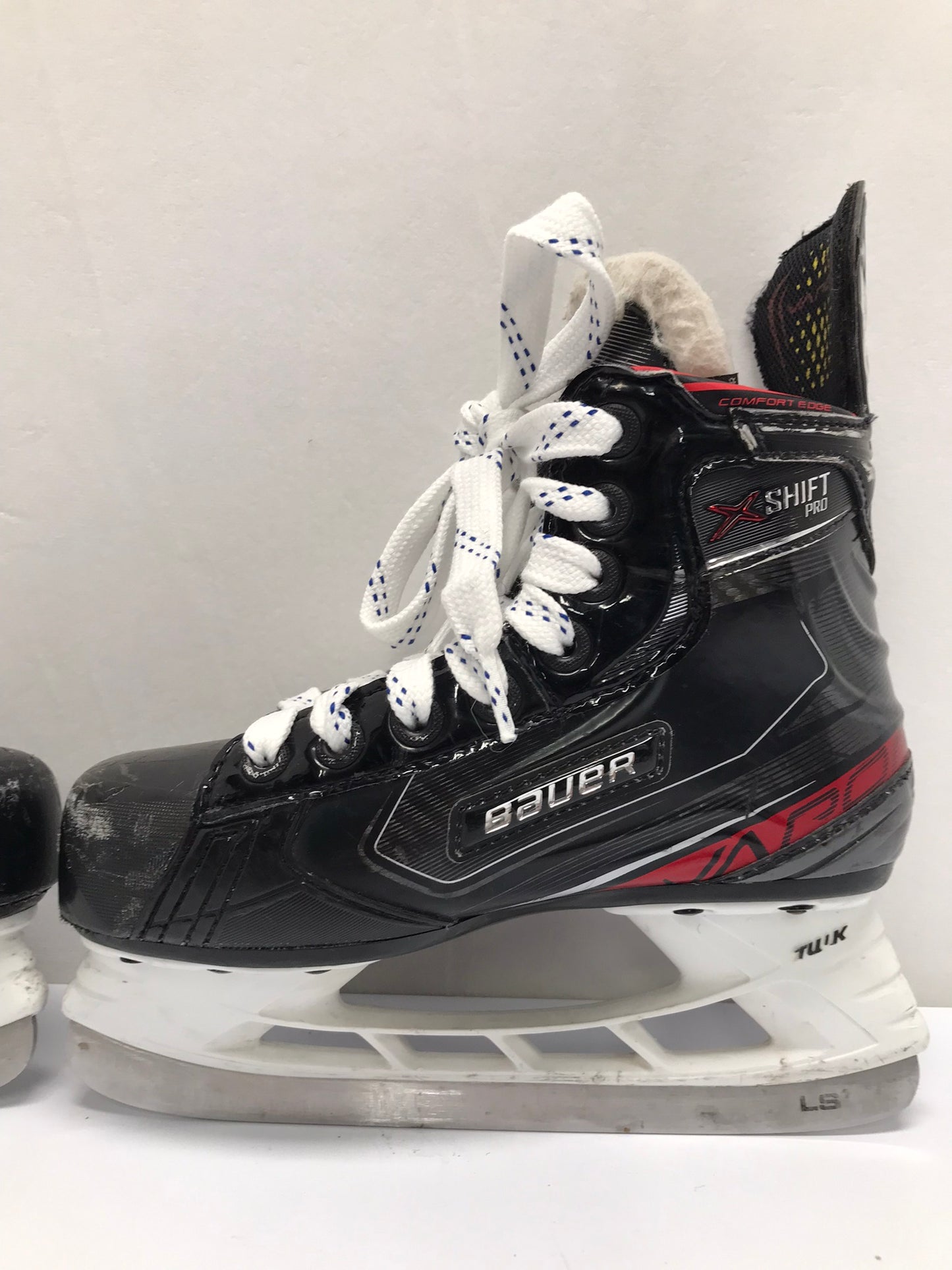 Hockey Skates Child Size 1.5 Shoe Size Bauer Vapor