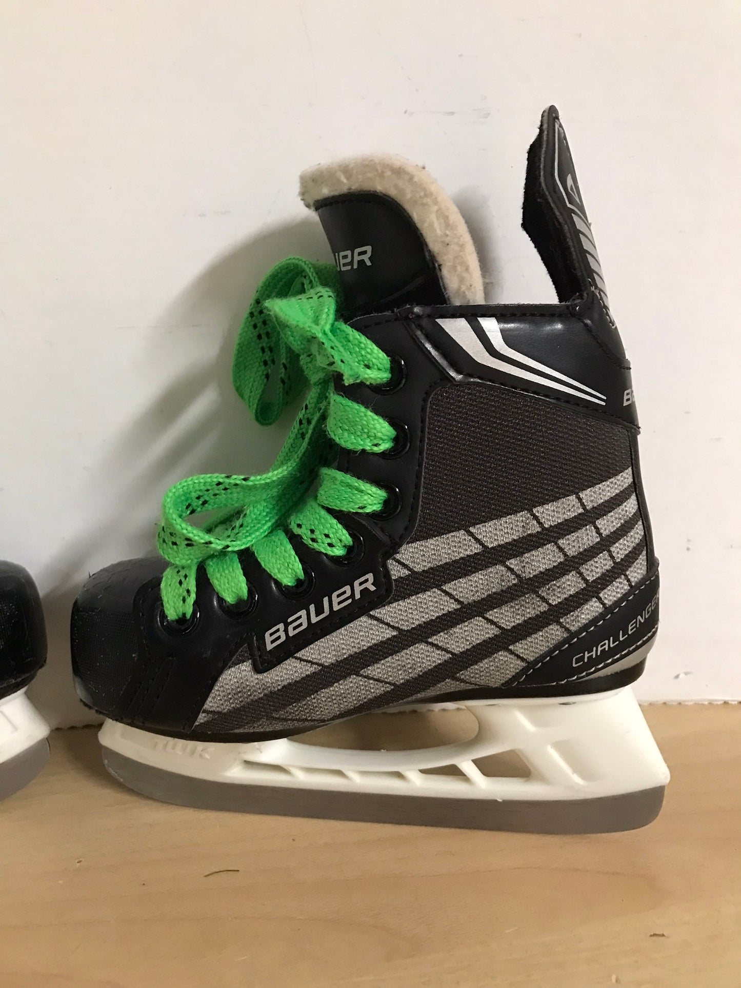 Hockey Skates Child Size 11 Shoe Size Bauer Challenger Excellent