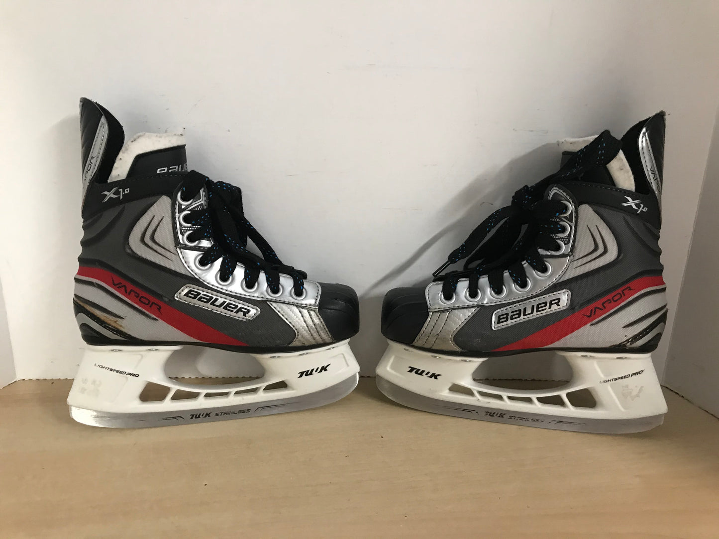 Hockey Skates Child Size 2 Shoe Size Bauer Vapor X.10