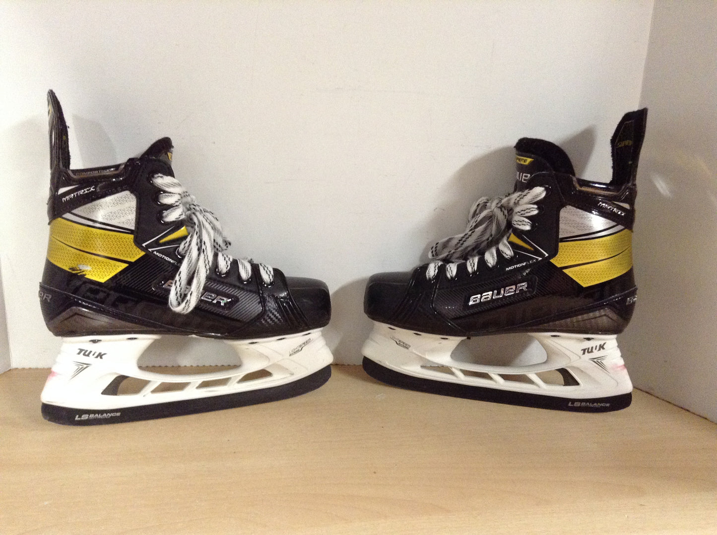 Hockey Skates Child Size 3 EE  Shoe Size Bauer Supreme Matrix Motion Flex Carbon Blade As New