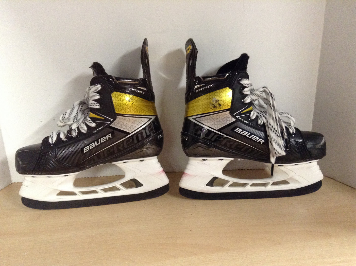 Hockey Skates Child Size 3 EE  Shoe Size Bauer Supreme Matrix Motion Flex Carbon Blade As New