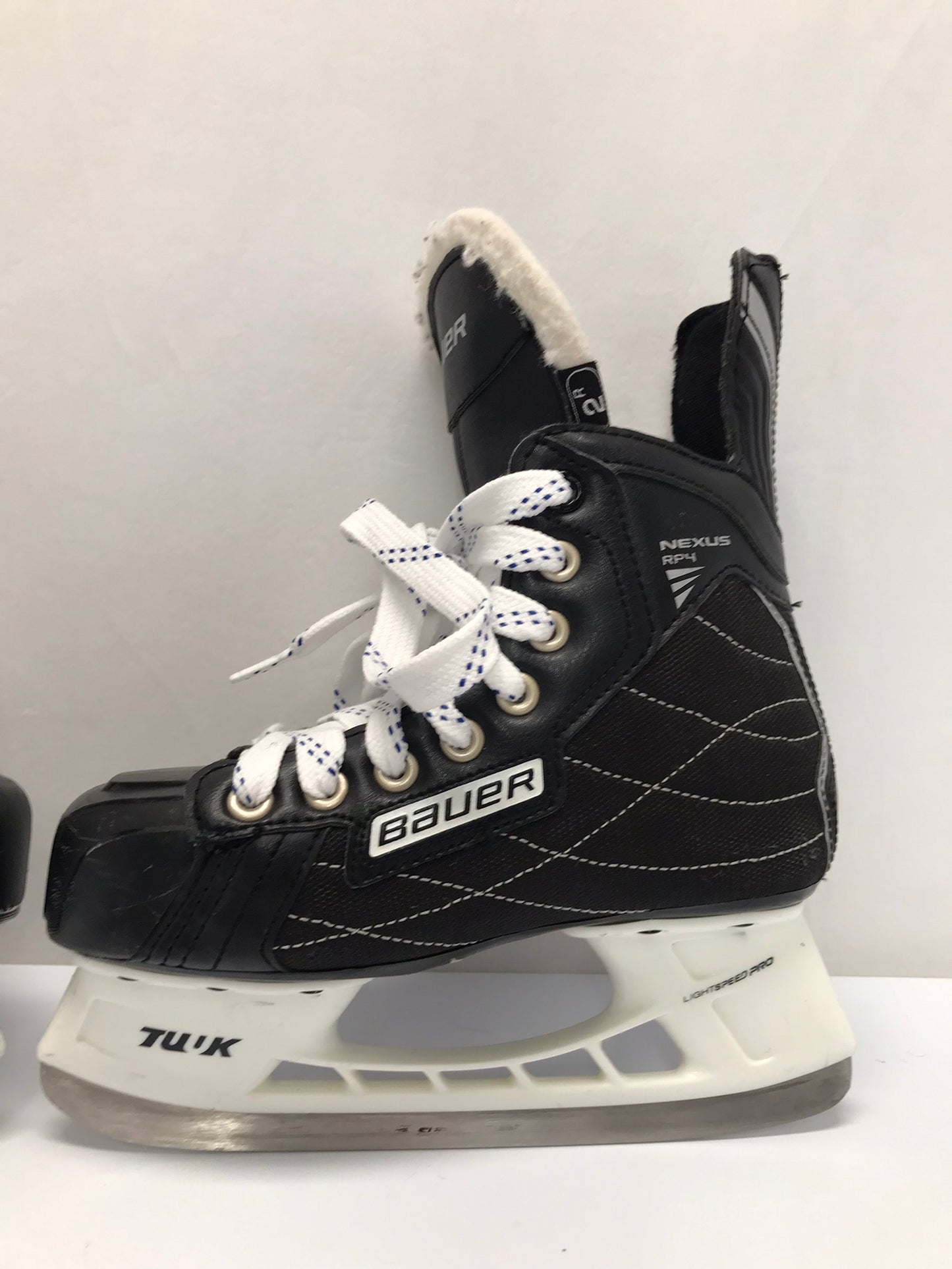 Hockey Skates Child Size 3 Shoe Size Bauer Nexus As New