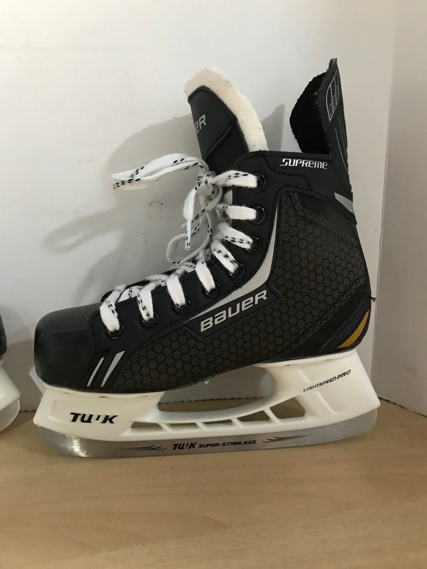 Hockey Skates Child Size 3 Shoe Size Bauer Supreme One.4 New Demo Model